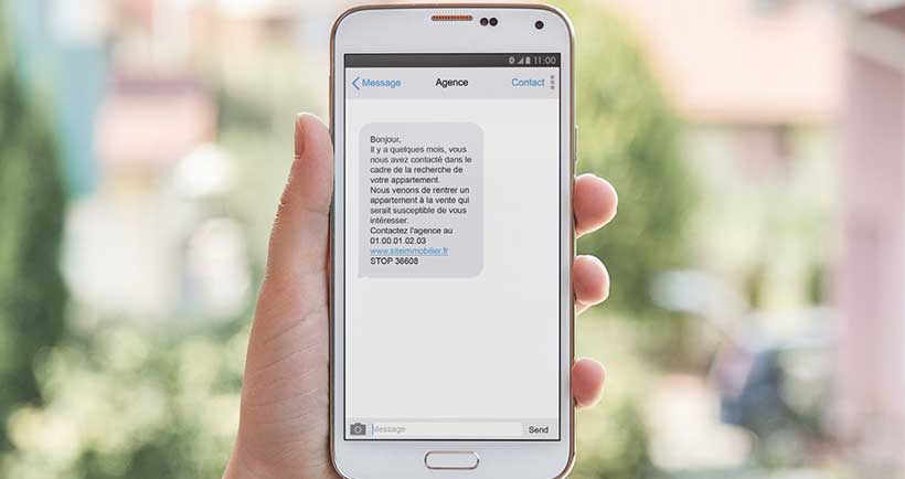 Vendeur qui reçoit un texto de la part d'un agent immobilier