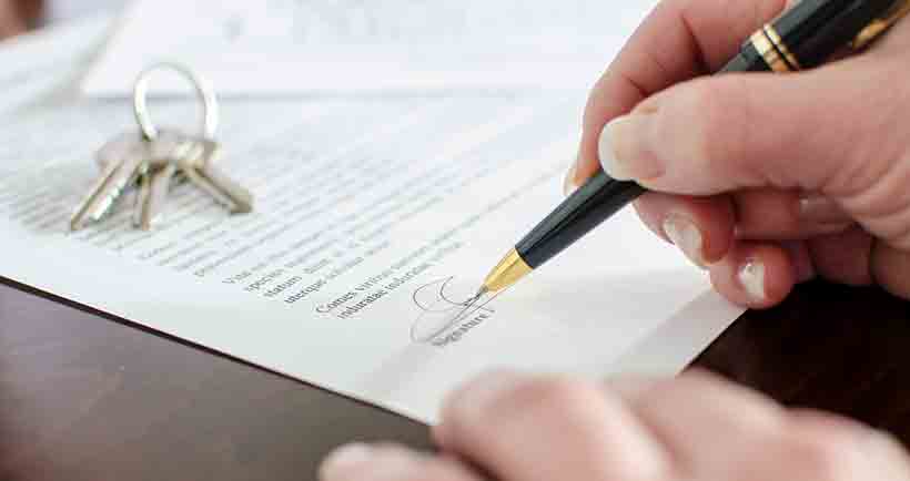 Signature d'un client qui signe un mandat de vente de son bien