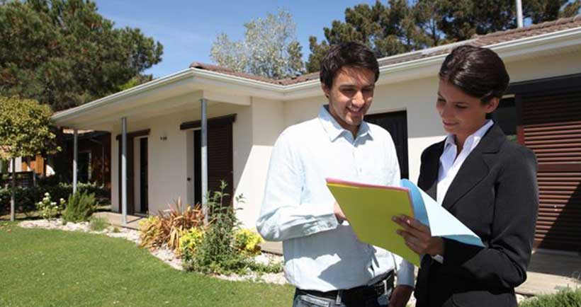 l'agent immobilier fait signer le mandat exclusif à son client dans sa terrasse